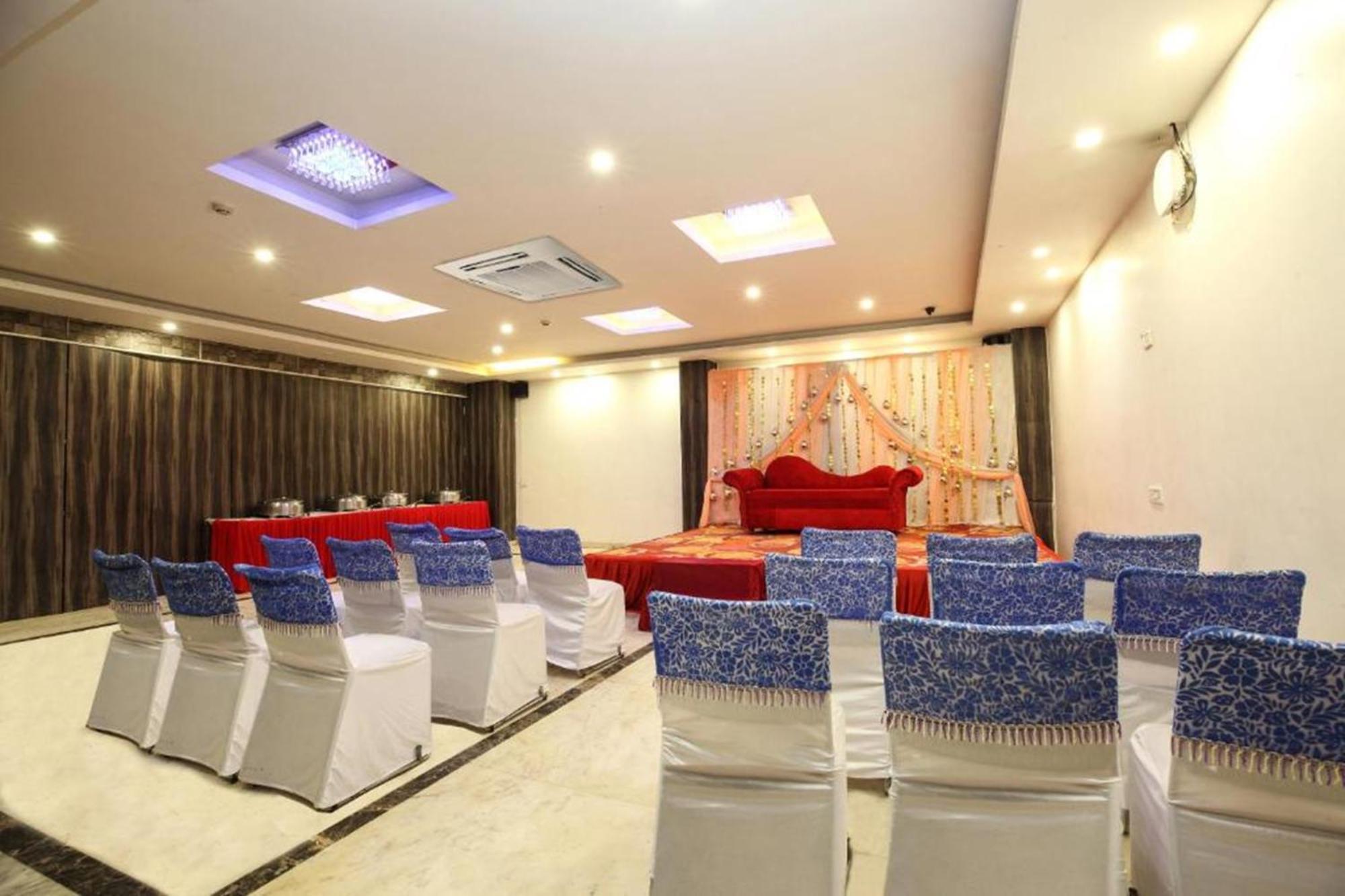 Avexia Premiere Agra Hotel Exterior photo